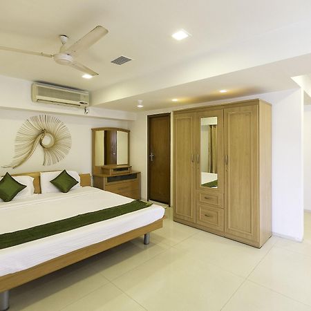 Treebo Trend New Castle Hotel Mumbai Bagian luar foto