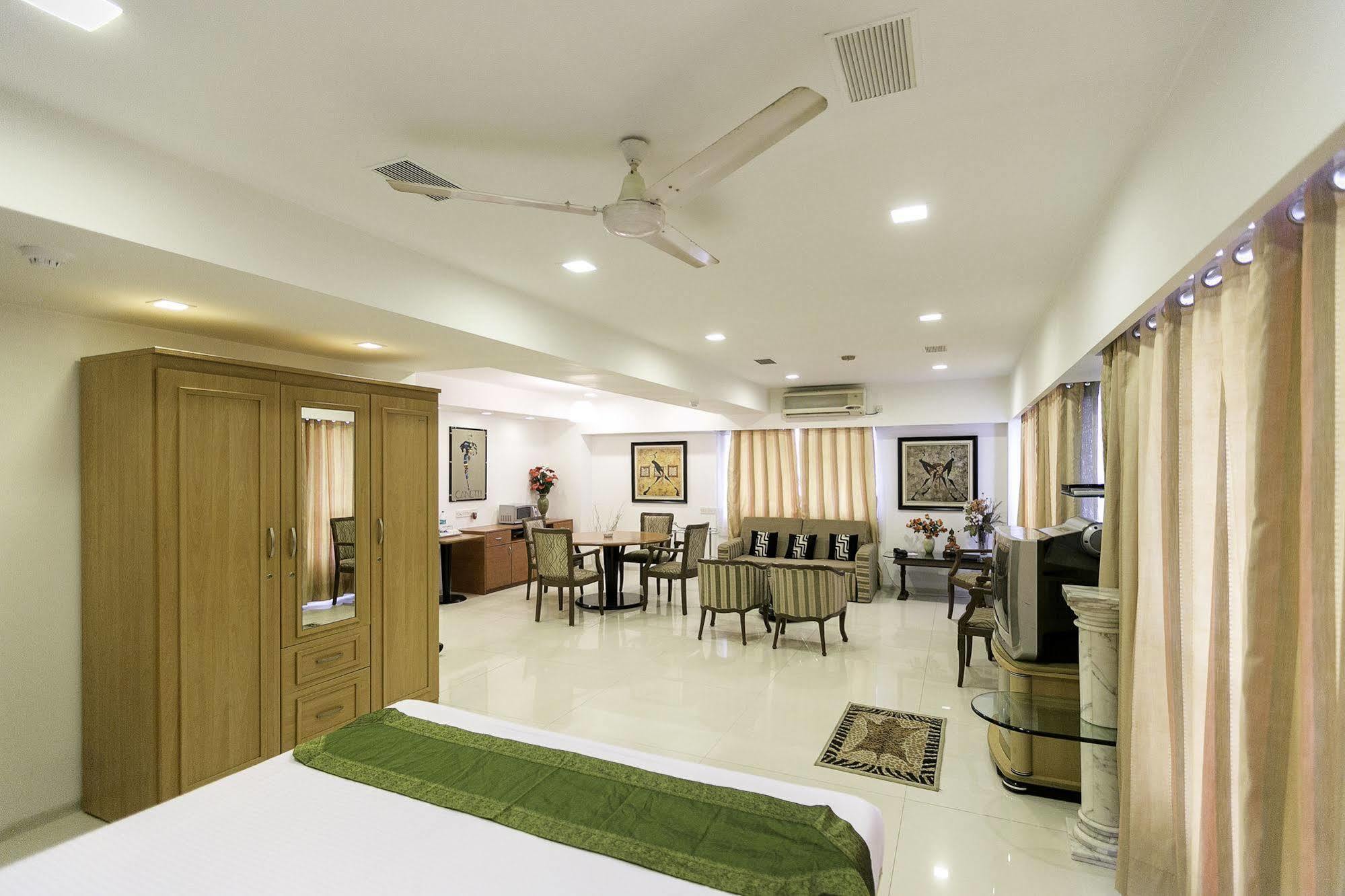 Treebo Trend New Castle Hotel Mumbai Bagian luar foto